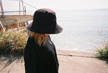 画像をギャラリービューアに読み込む, Black sunflower hat
